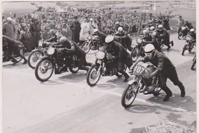 Friedel Münch betritt die Bühne