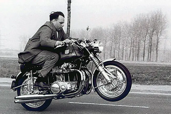 Friedel Münch betritt die Bühne